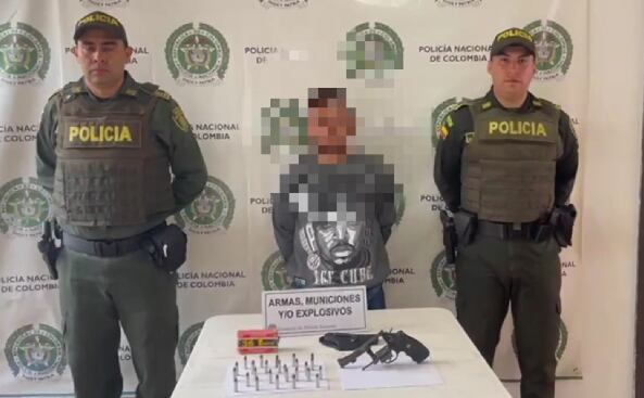 Al capturado le hallaron  halló un revólver calibre 38 y 26 cartuchos.