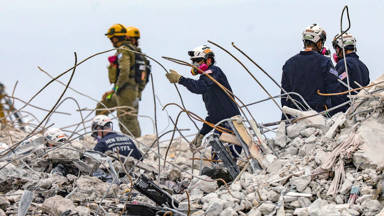 Equipos de rescate finalizan búsqueda de sobrevivientes en condominio que colapsó en La Florida, con 54 muertos registrados