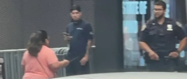 Mujer amenazando con cuchillo a la Policía de Nueva York.