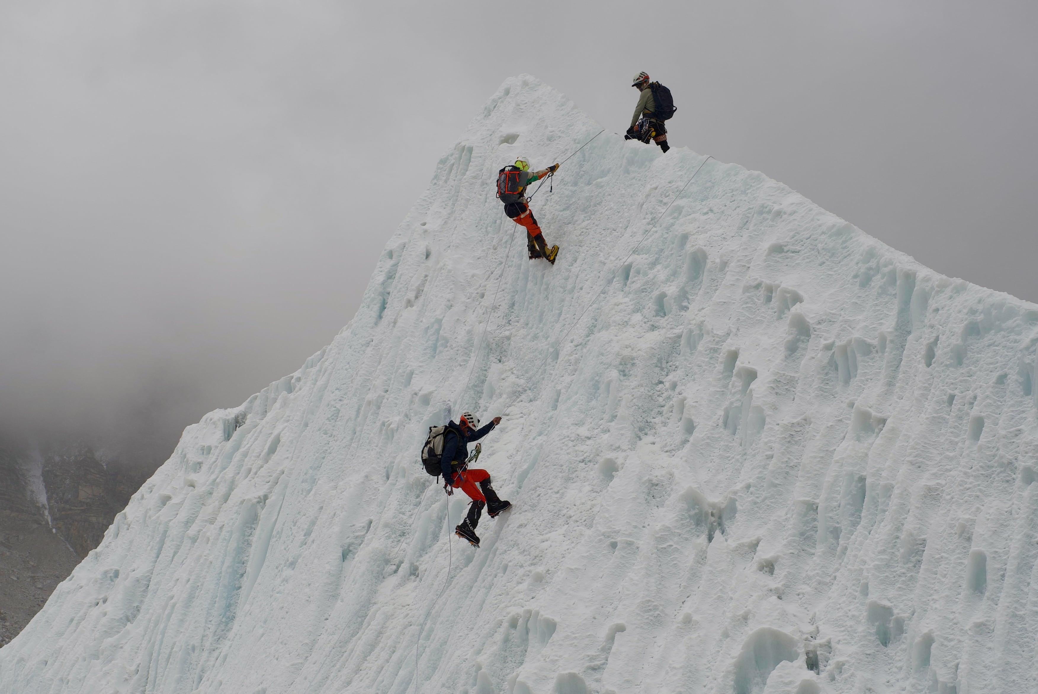 Montañeros practican en la cascada helada de Khumbu mientras se preparan para subir a la cima del monte Everest, Nepal, el 2 de mayo de 2026. (AP Foto/Pasang Rinzee Sherpa)