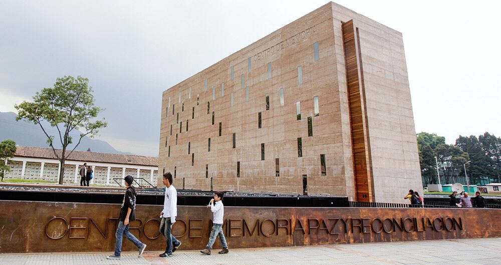 Llama la atención que el CNMH haya frenado esta publicación que documenta detalladamente los secuestros, los reclutamientos forzados, la violencia sexual, las desapariciones forzadas, el uso de minas antipersonal y los delitos de violencia sexual del ELN y las Farc. 