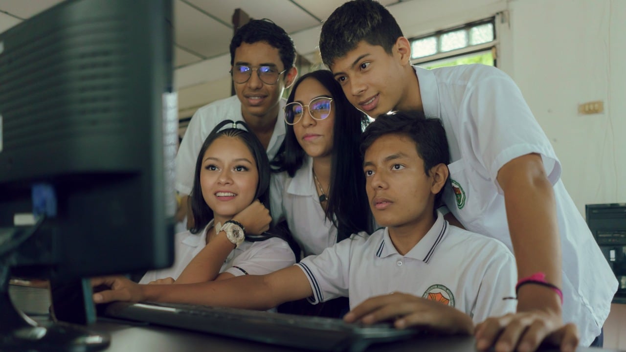 A través de la iniciativa ‘Escuelas conectadas’, Claro entrega internet sin costo a colegios públicos en el país.