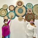 Diez mujeres desplazadas por el conflicto armado emprendieron su negocio aprovechando los residuos de los racimos de plátano para crear productos artesanales.