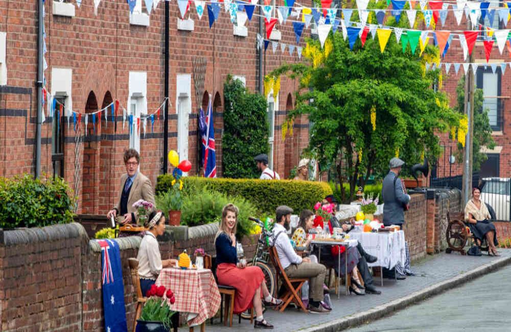 Algunos habitantes de la ciudad de Chester, en el Reino Unido, celebraron la histórica fecha vestidos con trajes típicos de 1945. A pesar de que los eventos masivos y aglomeraciones están prohibidas por el coronavirus, estos británicos aprovecharon para hacer una fiesta de té afuera de sus casas. Foto: AP