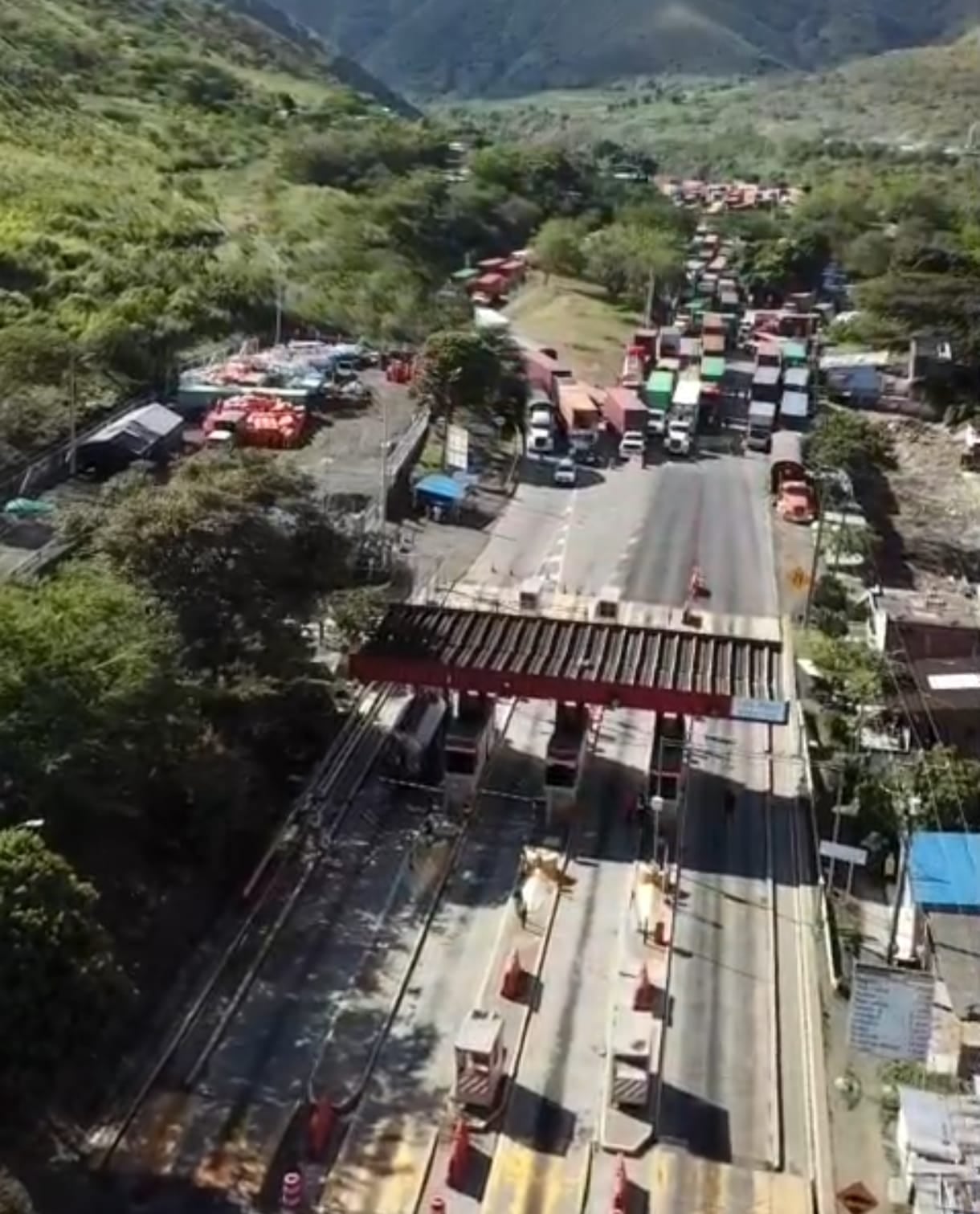 Represamiento de carga en la vía a Buenaventura, por bloqueo de comunidades mineras.