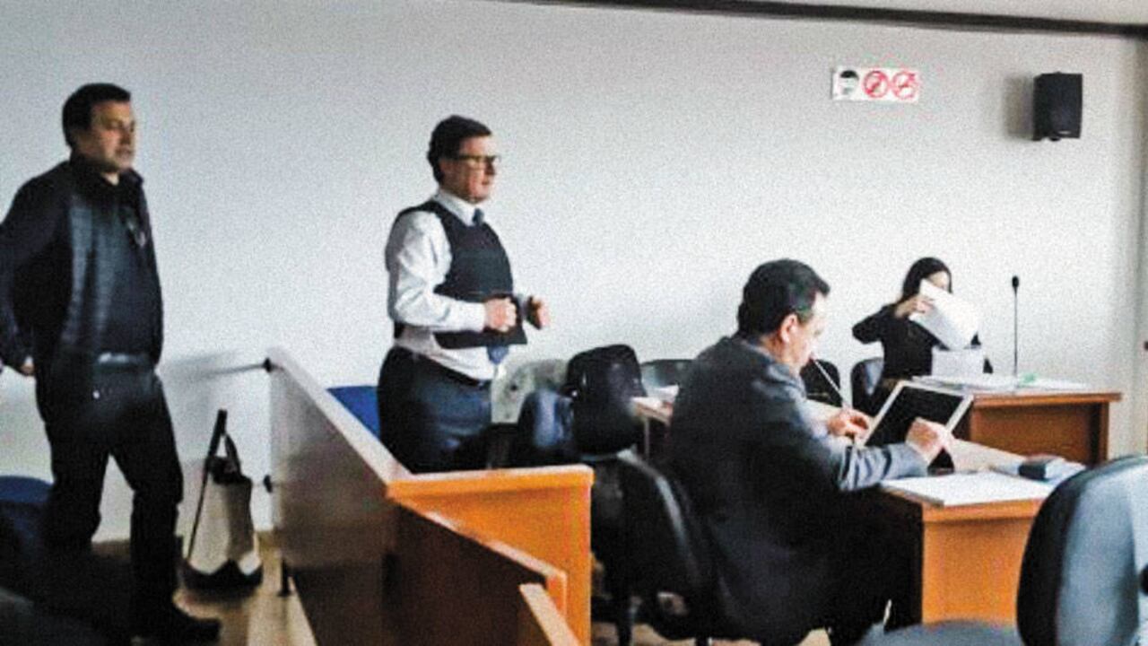 Luis Fernando Andrade sorprendió al acudir a una audiencia con chaleco antibalas y escoltas privados. El exfuncionario asegura que tras la andanada del fiscal general siente que está en alto riesgo.