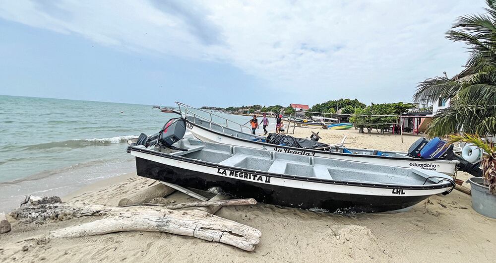 Aunque corre dinero por el narcotráfico, en Berrugas no hay ningún signo de riqueza. Allí, quien pelea paga multa a los paracos, y si no tienen plata, limpian el cementerio. 