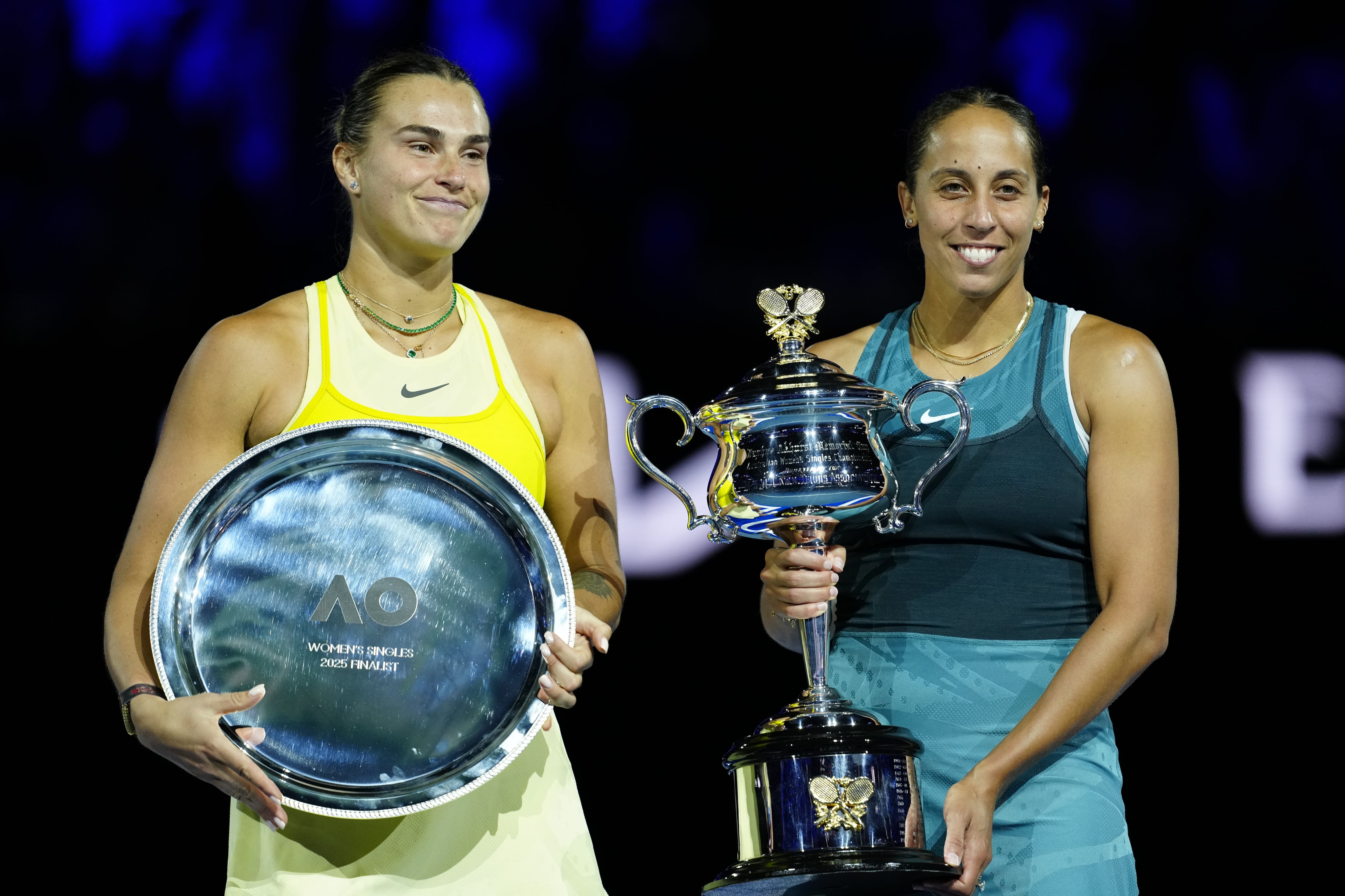 Madison Keys, de Estados Unidos, posa con la Daphne Akhurst Memorial Cup tras el partido de la final individual femenina entre Madison Keys, de Estados Unidos, y Aryna Sabalenka durante el Open de Australia 2025 en Melbourne Park el 25 de enero de 2025 en Melbourne, Australia.