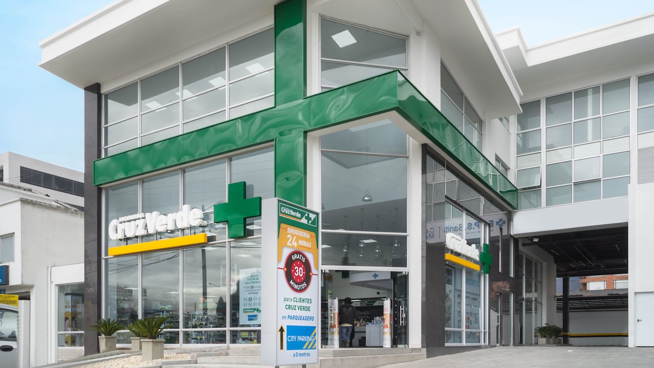 Cruz Verde se expande y adquiere droguerías de la marca Multidrogas en ocho departamentos.