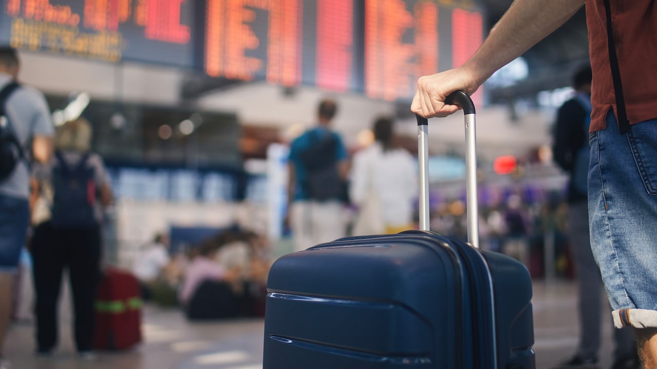 Maleta de viaje en el aeropuerto