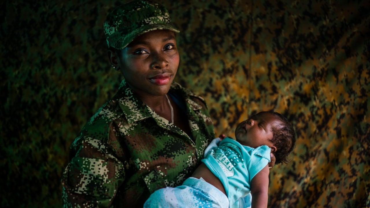En la foto se ve a Vanessa cargando a su hija, Manuela. Rios retrató esas aparentes incoherencias de la guerra: ser madre y ser guerrillera.