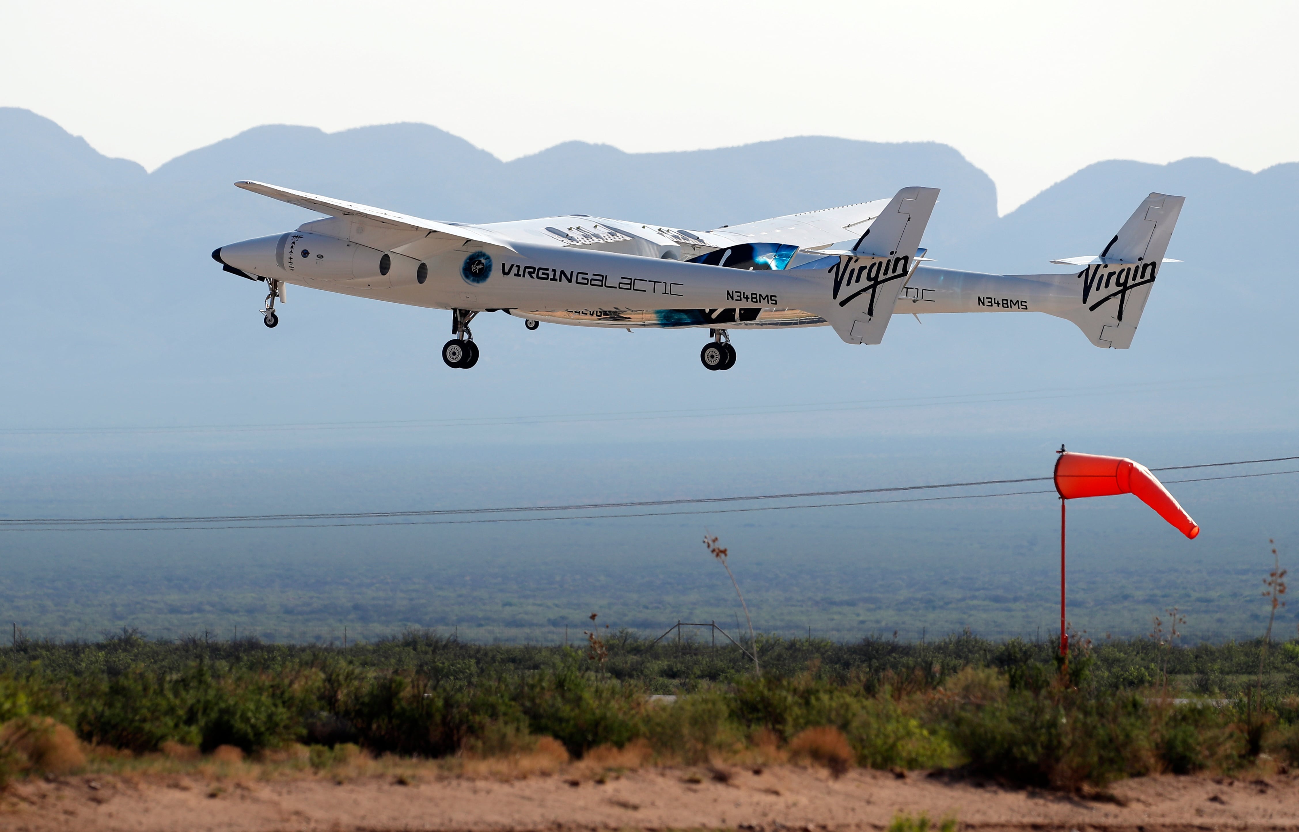 El avión espacial donde el dueño de Virgin Galactic, Richard Branson, realizó su primer vuelo al espacio, despega de Spaceport America cerca de Truth or Consequences, Nuevo México.