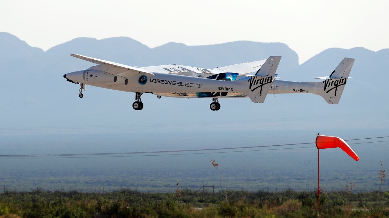 El avión espacial donde el dueño de Virgin Galactic, Richard Branson, realizó su primer vuelo al espacio, despega de Spaceport America cerca de Truth or Consequences, Nuevo México.