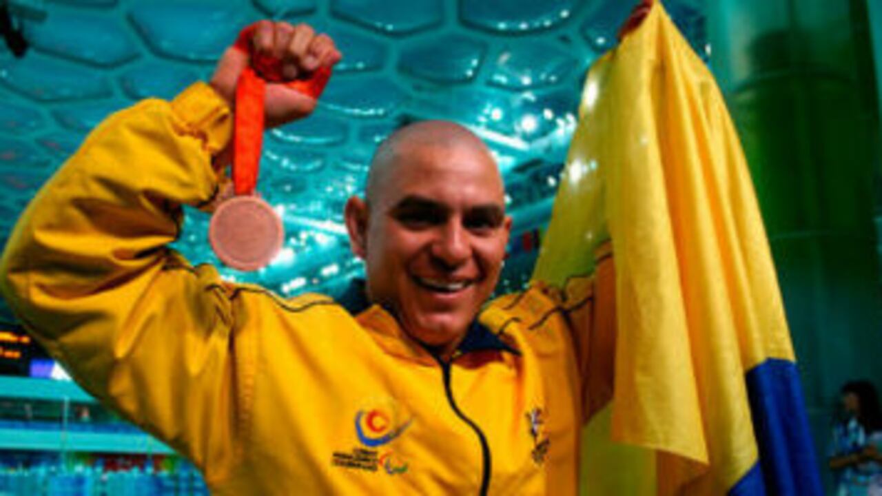 Sentado en su silla de ruedas, Moisés Fuentes arrancó su carrera en la vida y en la natación. Sus logros incluyen el séptimo puesto en Sydney 2000, el quinto en Atenas 2004, la medalla de bronce en Pekín 2008 y ahora la medalla de plata en Londres 2012 con un tiempo de 1:36.92.