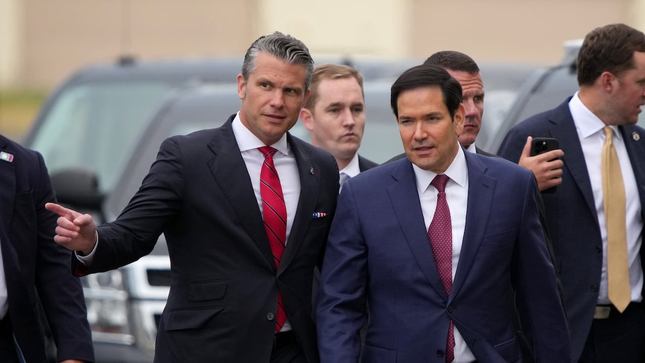 El secretario de Defensa de EE. UU., Pete Hegseth (izq.), y el secretario de Estado de EE. UU., Marco Rubio, llegan a la Base Conjunta Elmendorf Richardson el 15 de agosto de 2025 en Anchorage, Alaska.
