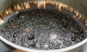 Quemar una olla es algo muy común en la cocina. Por esto, existen diferentes trucos para devolverle su brillo natural.
