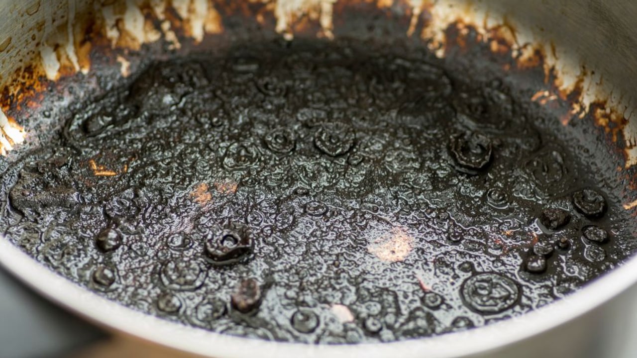 Quemar una olla es algo muy común en la cocina. Por esto, existen diferentes trucos para devolverle su brillo natural.