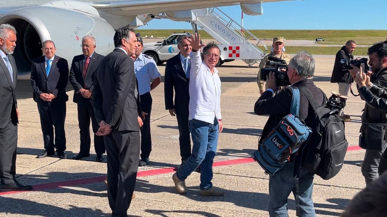 Gustavo Petro llegó a Uruguay.