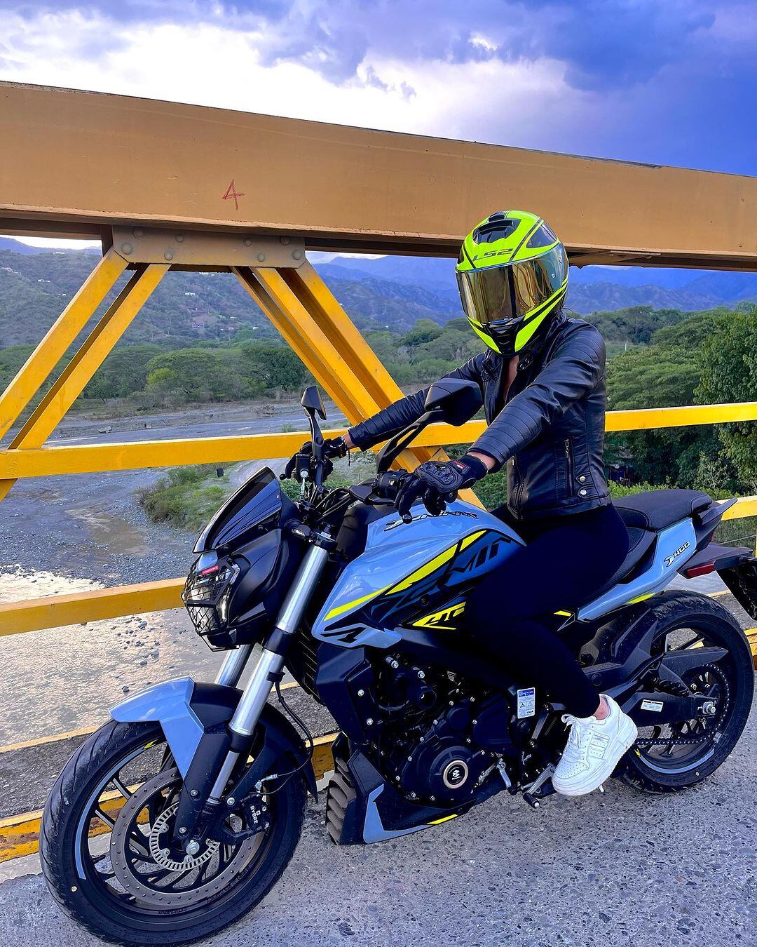 La microempresaria se mostró muy feliz disfrutando su moto