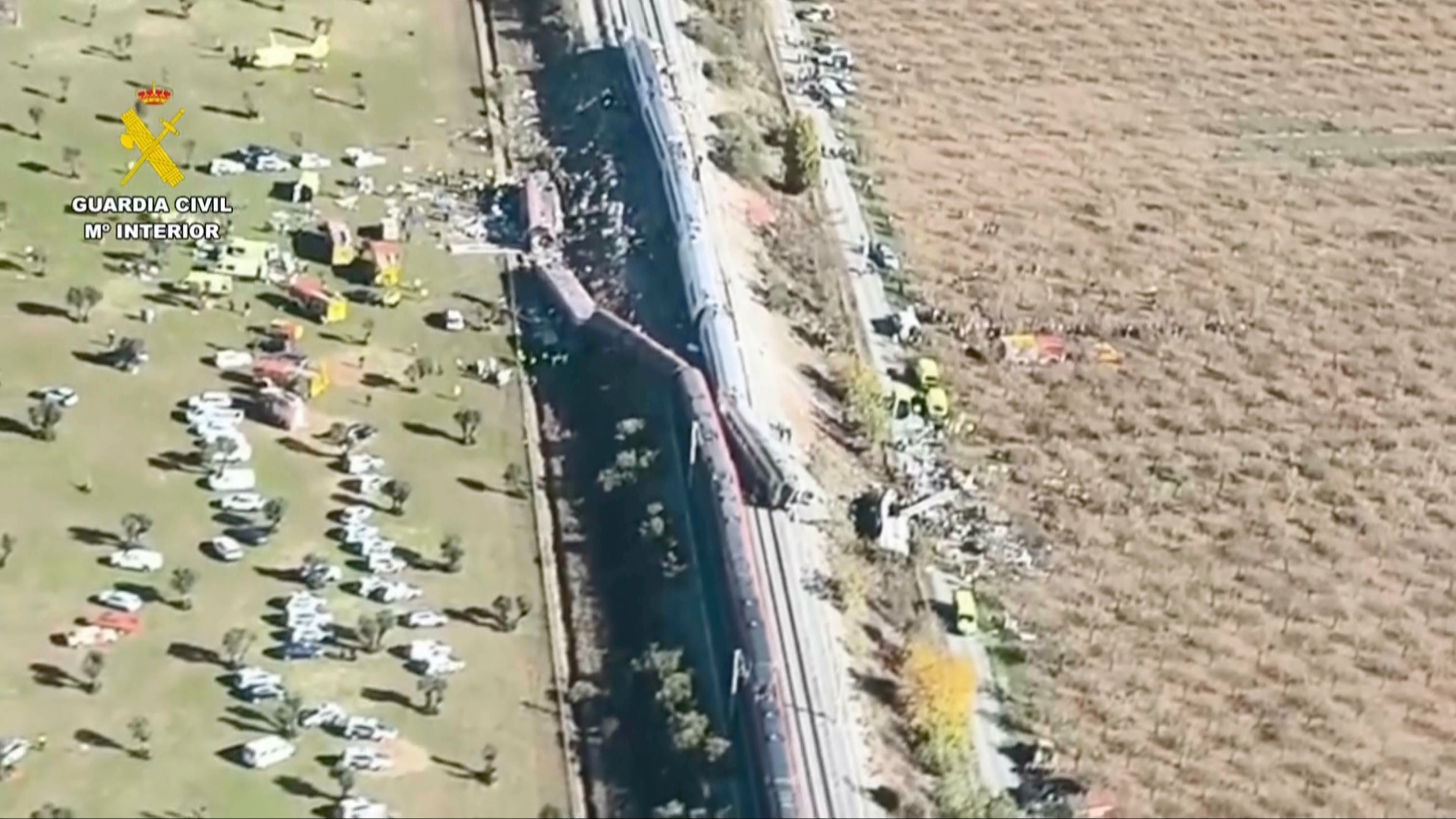 Esta captura de pantalla de un vídeo facilitado por la Guardia Civil muestra una vista aérea de los vagones y los servicios de emergencia en el lugar de la colisión entre dos trenes en Urda, España