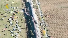 Esta captura de pantalla de un vídeo facilitado por la Guardia Civil muestra una vista aérea de los vagones y los servicios de emergencia en el lugar de la colisión entre dos trenes en Urda, España