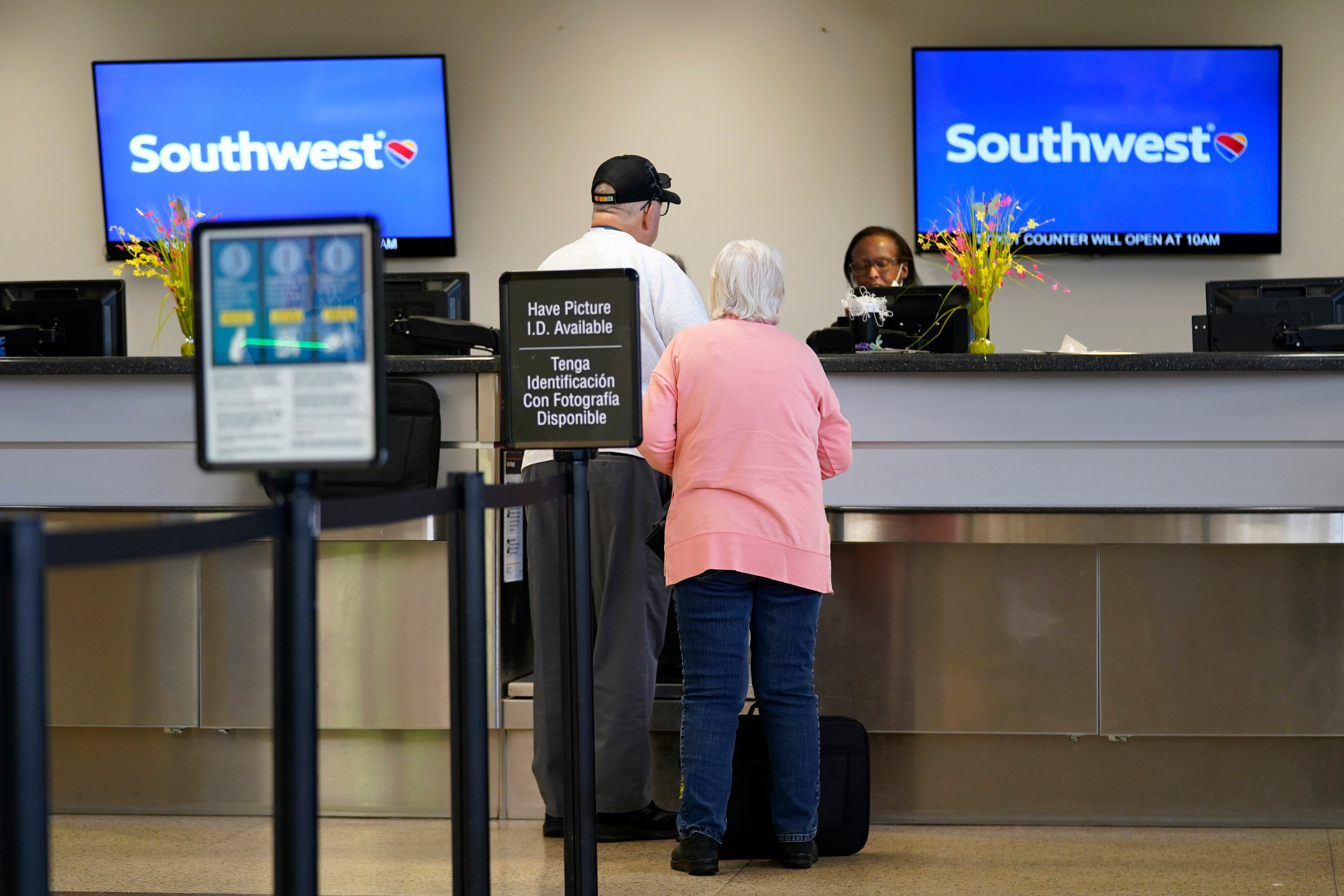 Southwest Airlines dice que los aviones están despegando nuevamente después de que las salidas se retrasaron debido a lo que la aerolínea llama un problema técnico intermitente.