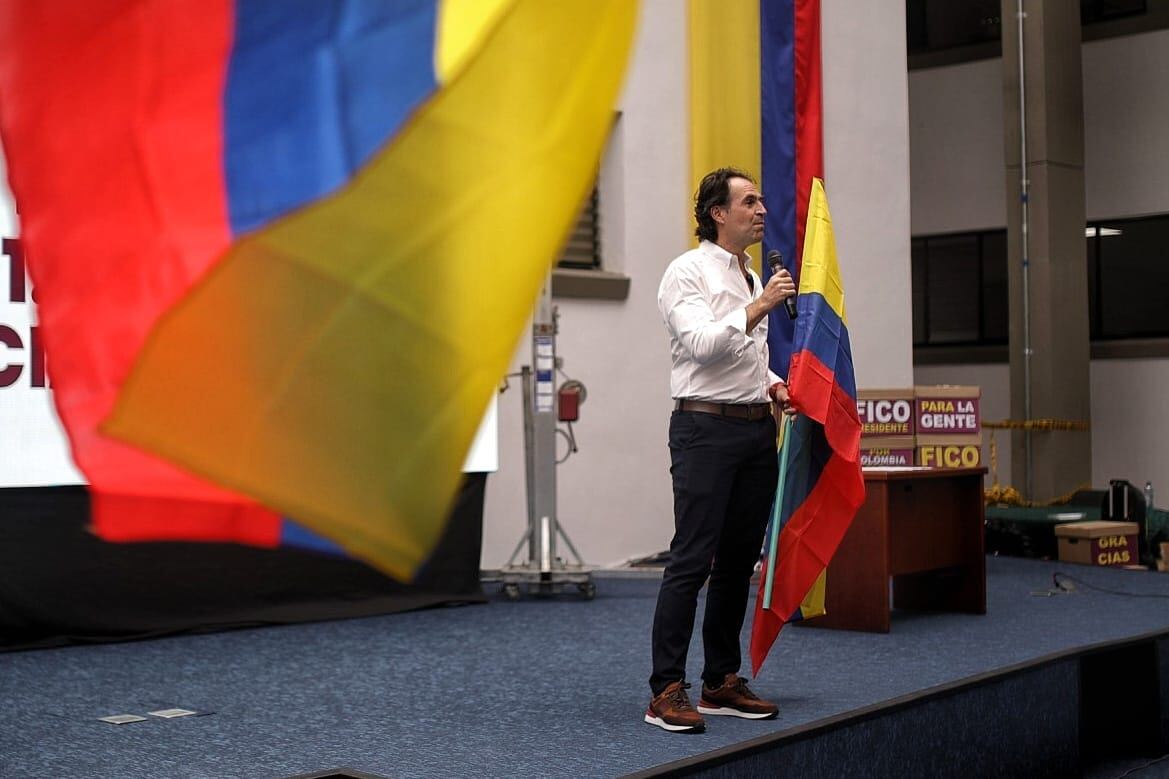 Federico Gutiérrez entrega de firmas en la Registraduria