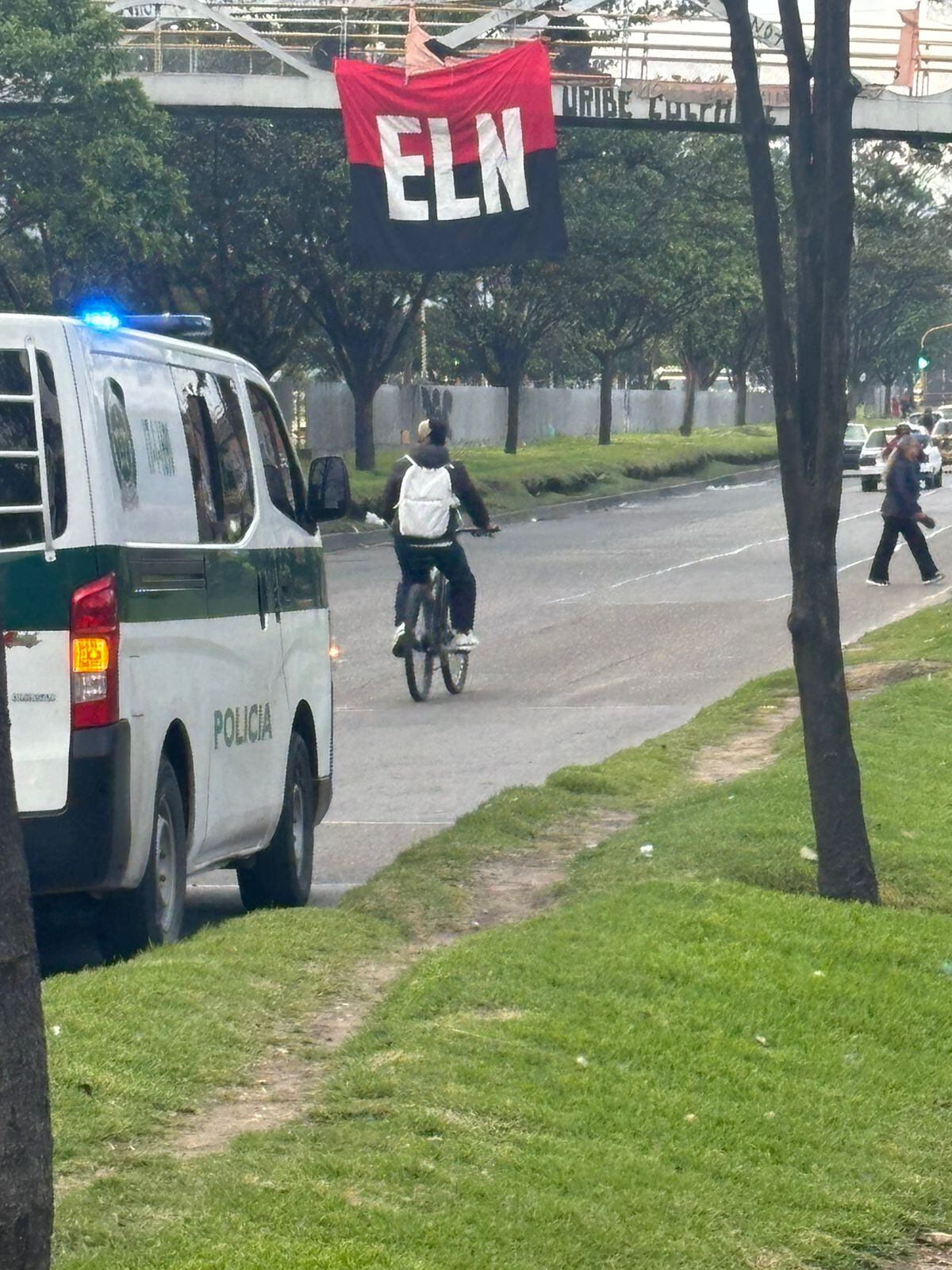 Aparece otra bandera del ELN colgada en un puente del sur de Bogotá.