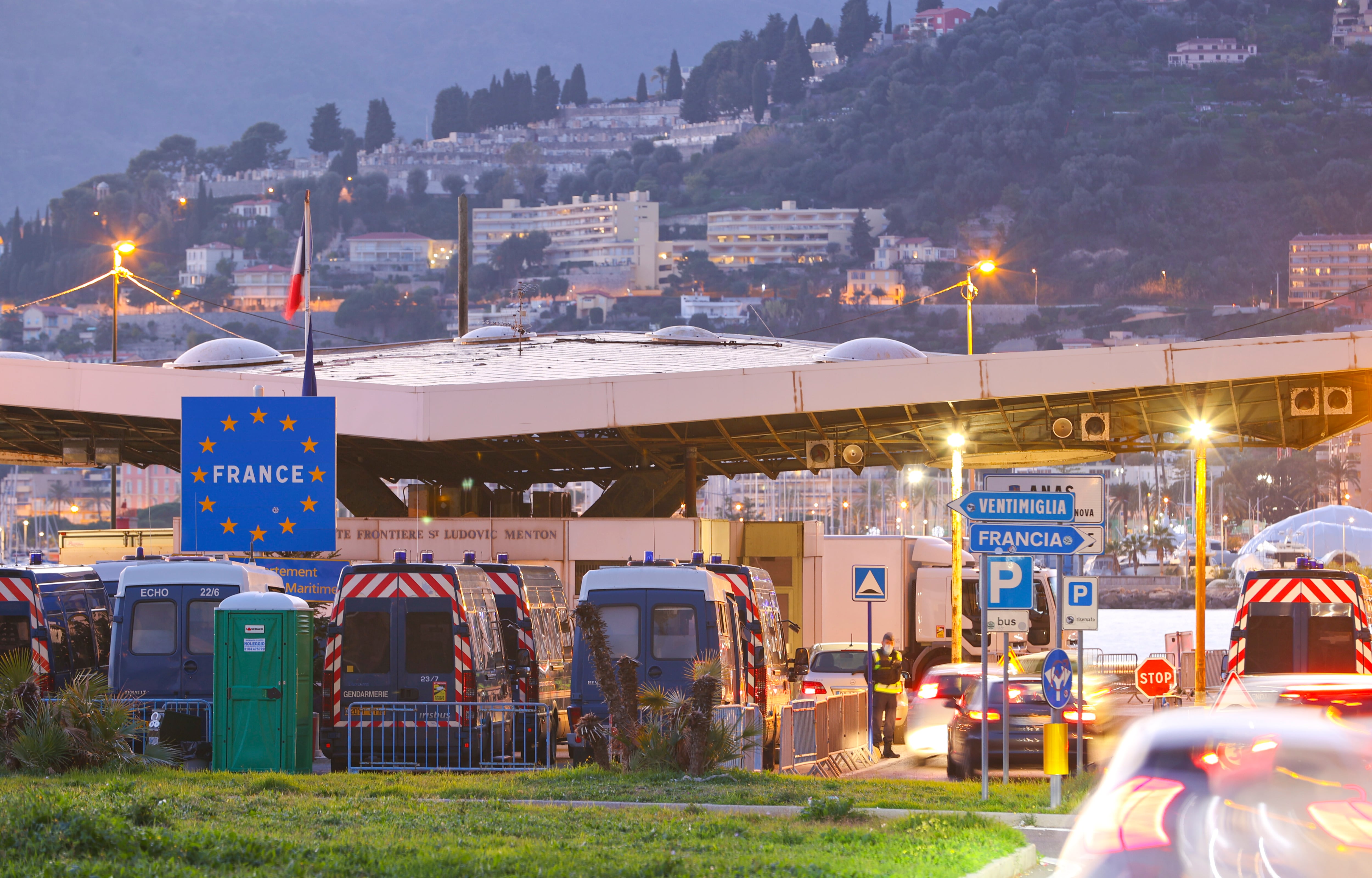 La frontera franco-italiana, la policía francesa y el ejército italiano controlan la frontera