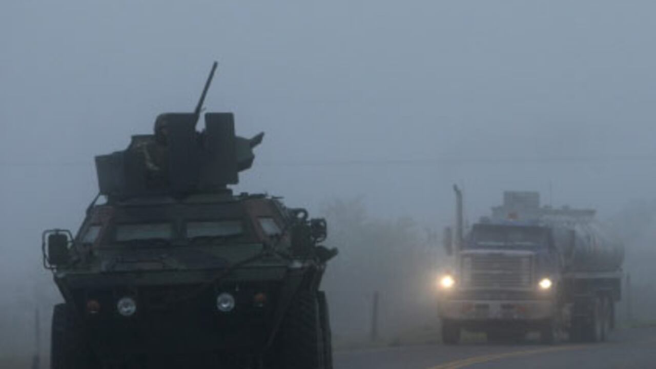 A las seis de la mañana, los camiones que llevan petróleo desde Los Pozos hasta Puerto Loro, en el Huila, son escoltados por cuatro tanquetas del Ejército.
