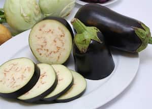 La berenjena: Según la publicación naturista Leftofzen, la berenjena mantiene tu cerebro atento ya que mejora la comunicación entre las neuronas y los neurotransmisores, moléculas que, entre otras funciones, mejoran la memoria y el ánimo. Foto: Pantherstock