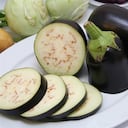 La berenjena: Según la publicación naturista Leftofzen, la berenjena mantiene tu cerebro atento ya que mejora la comunicación entre las neuronas y los neurotransmisores, moléculas que, entre otras funciones, mejoran la memoria y el ánimo. Foto: Pantherstock