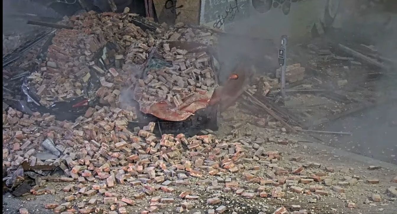 Autos cubiertos de escombros