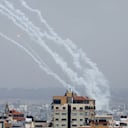 Se lanzan cohetes desde Gaza hacia Israel.