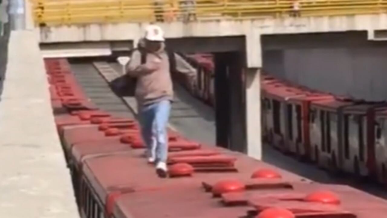 El joven saltó encima de varios buses de TransMilenio como en juego Subway Surfers.