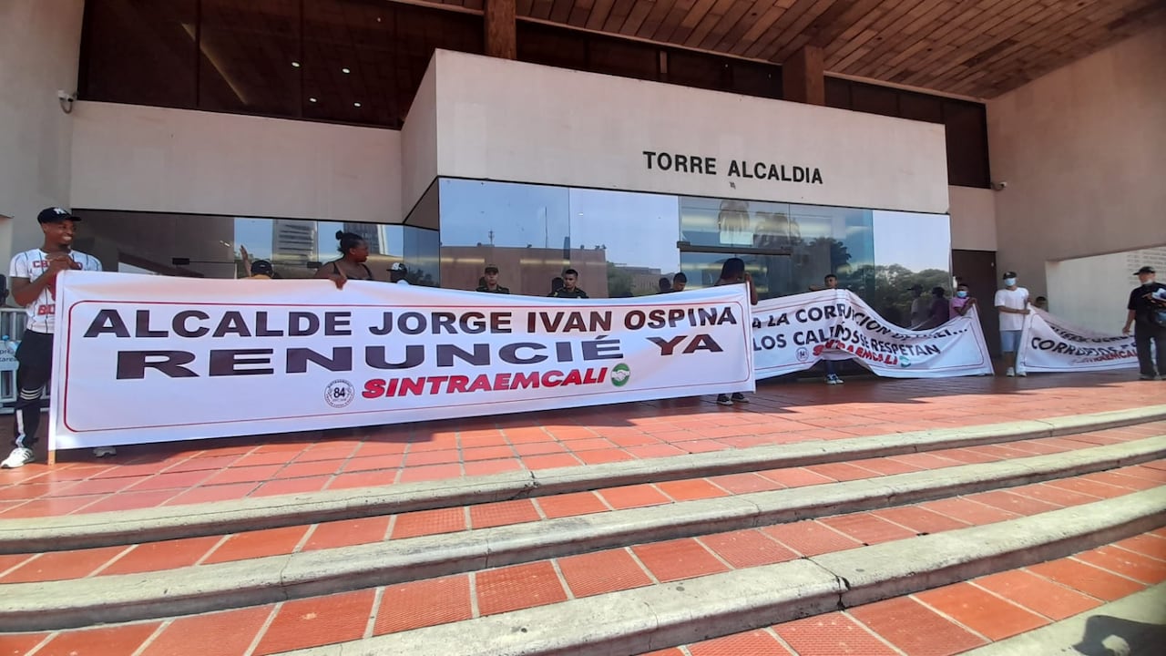 Sintraemcali realiza una prostesta en inmediaciones de la Alcaldía y la Plazoleta Jairo Varela.