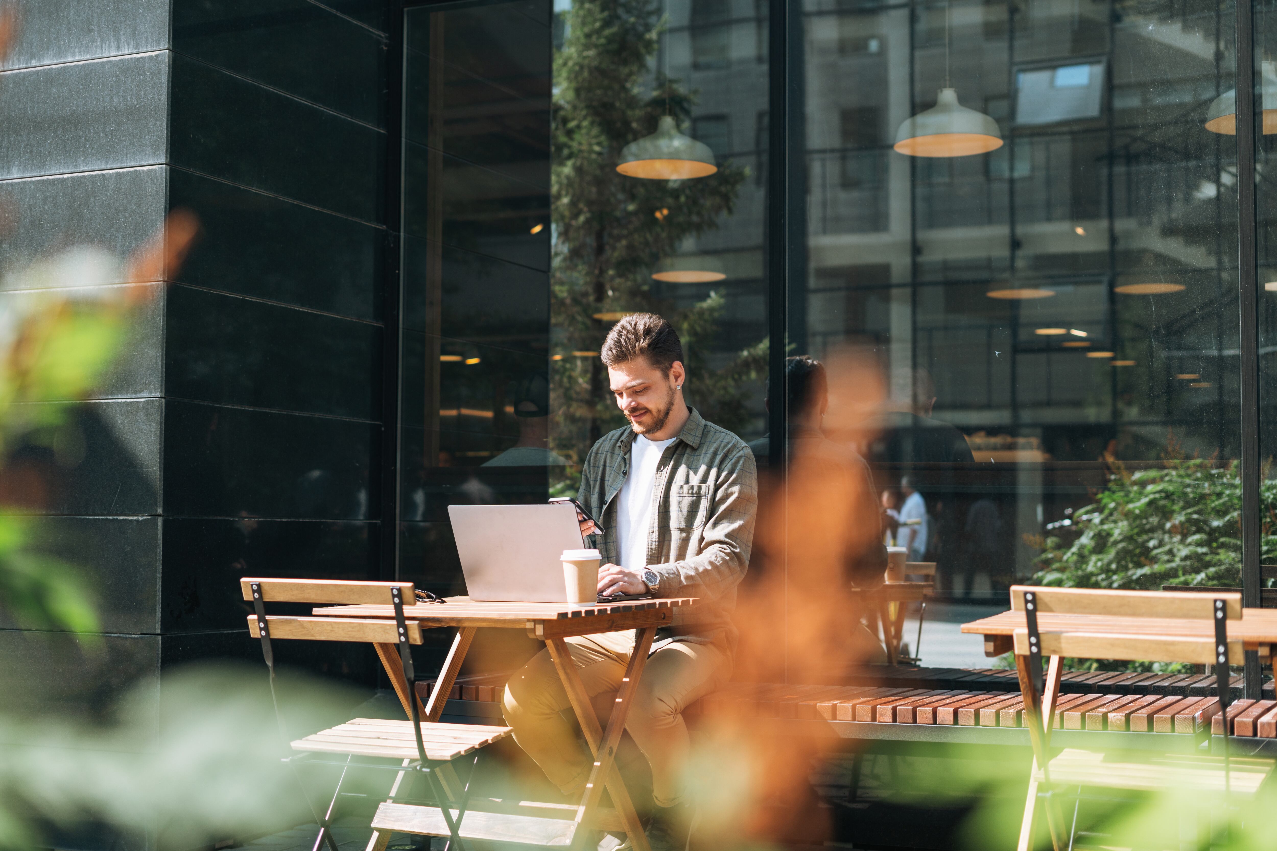 El exclusivo coworking en Bogotá dentro de un castillo medieval con una cafetería única