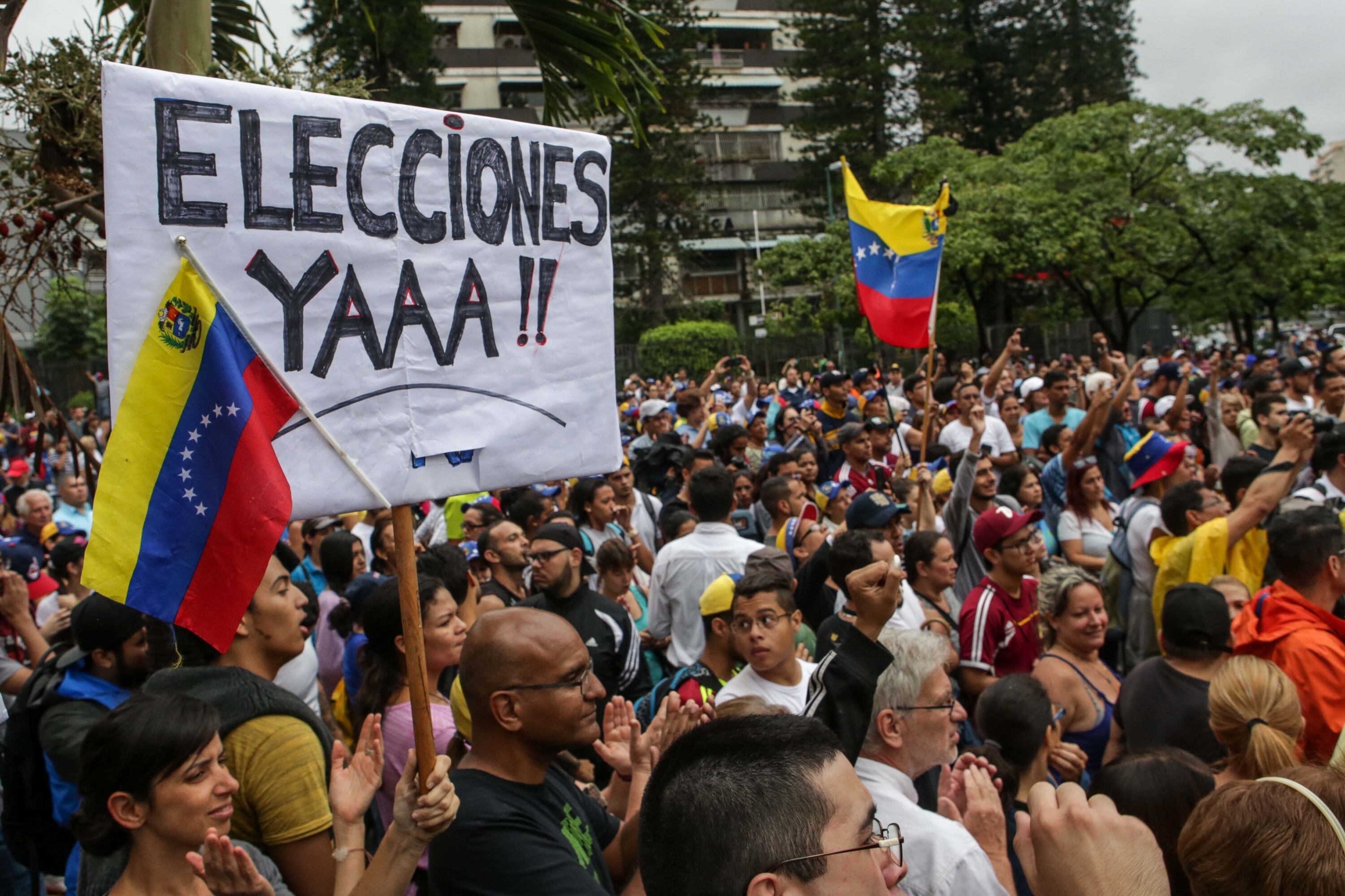 Un grupo de personas participa en una manifestación en contra del gobierno de Nicolás Maduro en Caracas.