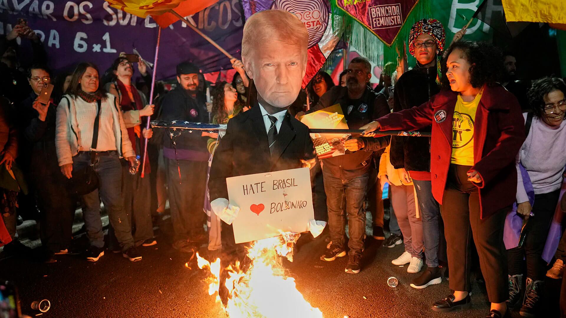 Protestantes prenden fuego a una imagen del presidente de Estados Unidos, Donald Trump, luego de que anunciara el aumento de los aranceles a este país al 50%.