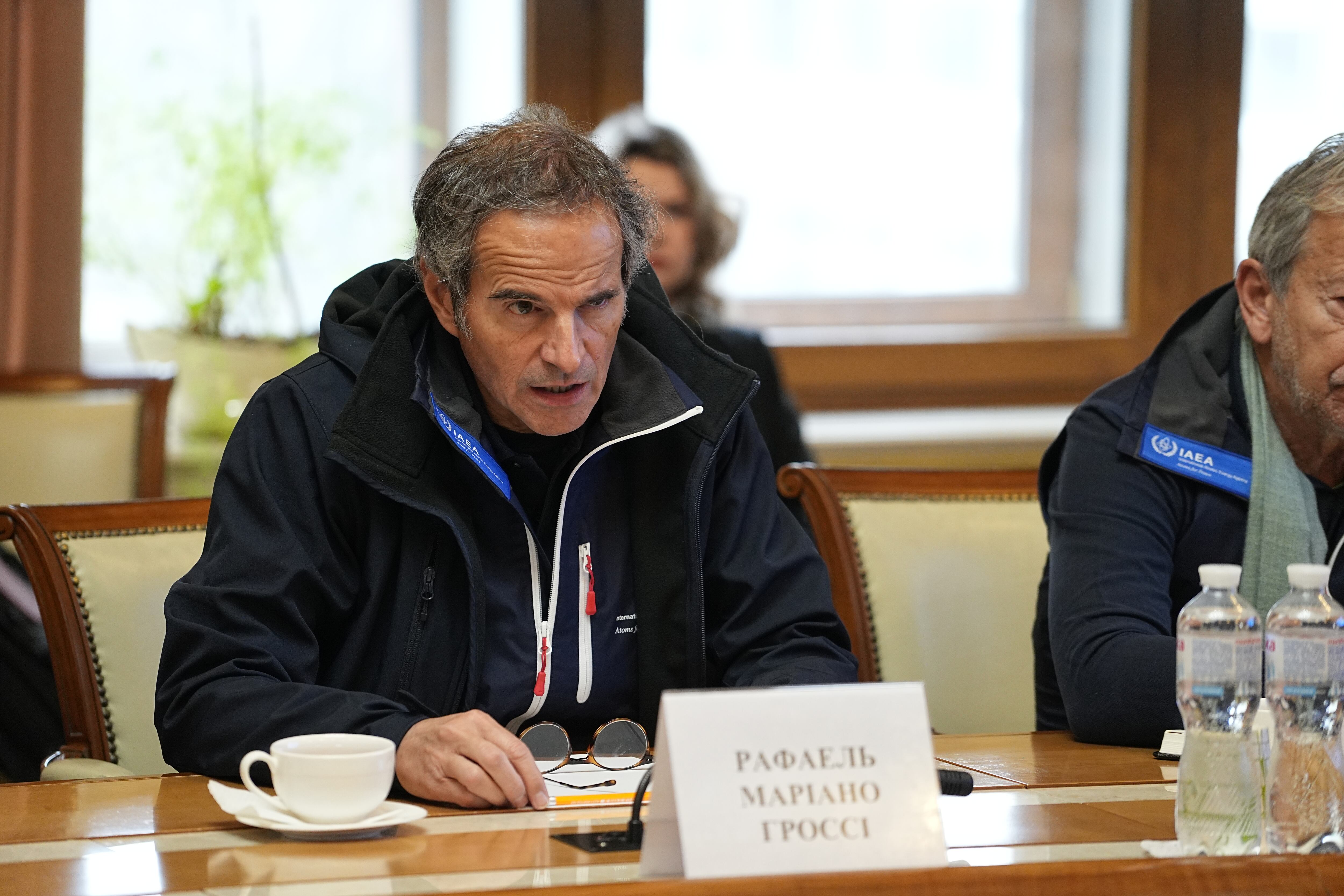 KIEV, UCRANIA - 6 DE FEBRERO: El jefe de la Agencia Internacional de Energía Atómica (OIEA), Rafael Grossi, se reunió con el Ministro de Energía de Ucrania, German Galushchenko, el 6 de febrero de 2024 en Kiev, Ucrania. El equipo de la OIEA, encabezado por Rafael Grossi, se reunió con el Ministro de Energía de Ucrania