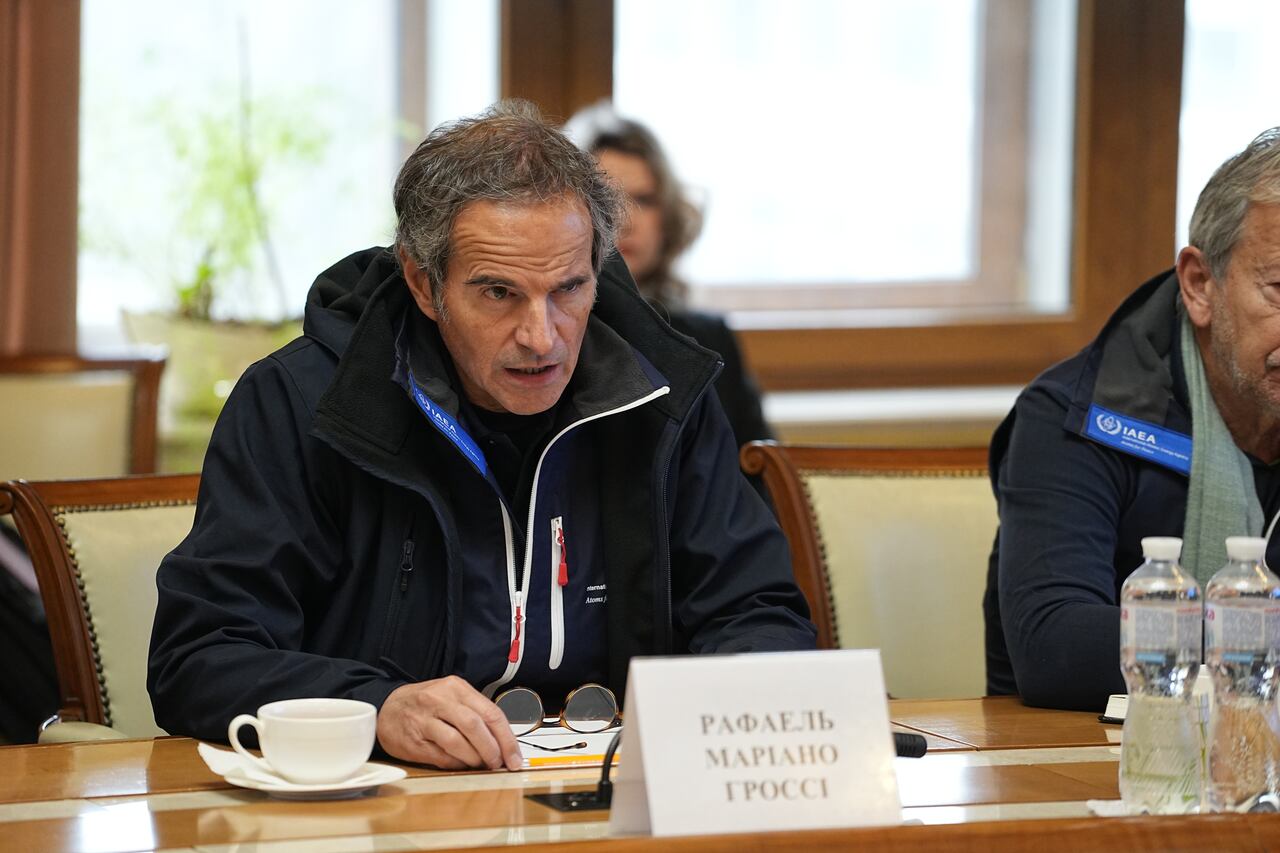 KIEV, UCRANIA - 6 DE FEBRERO: El jefe de la Agencia Internacional de Energía Atómica (OIEA), Rafael Grossi, se reunió con el Ministro de Energía de Ucrania, German Galushchenko, el 6 de febrero de 2024 en Kiev, Ucrania. El equipo de la OIEA, encabezado por Rafael Grossi, se reunió con el Ministro de Energía de Ucrania