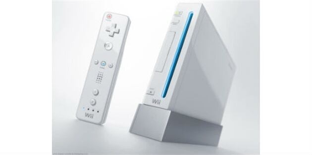 Cuando Nintendo se vio amenazado por el X-box y el Play Station 3, decidió lazar un producto diferenciador. Por lo que creo Wii, la cual tiene un control inalámbrico, que se conecta a la consola sin necesidad de tener cables. 
