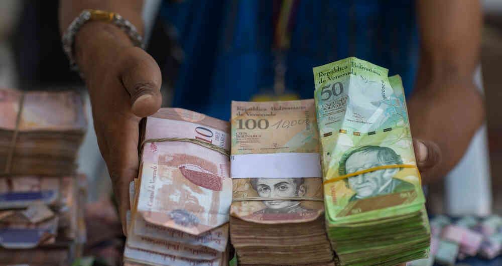 Los fajos de billetes de bolívares son comunes, sin embargo su utilidad difiere de la gran cantidad que pueden ser. Foto: Semana / Esteban Vega
