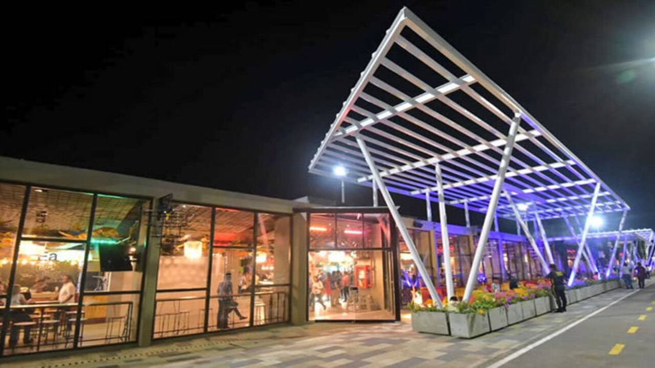 La zona de restaurantes del Caimán de Río, en el malecón, es una de las autorizadas para abrir.