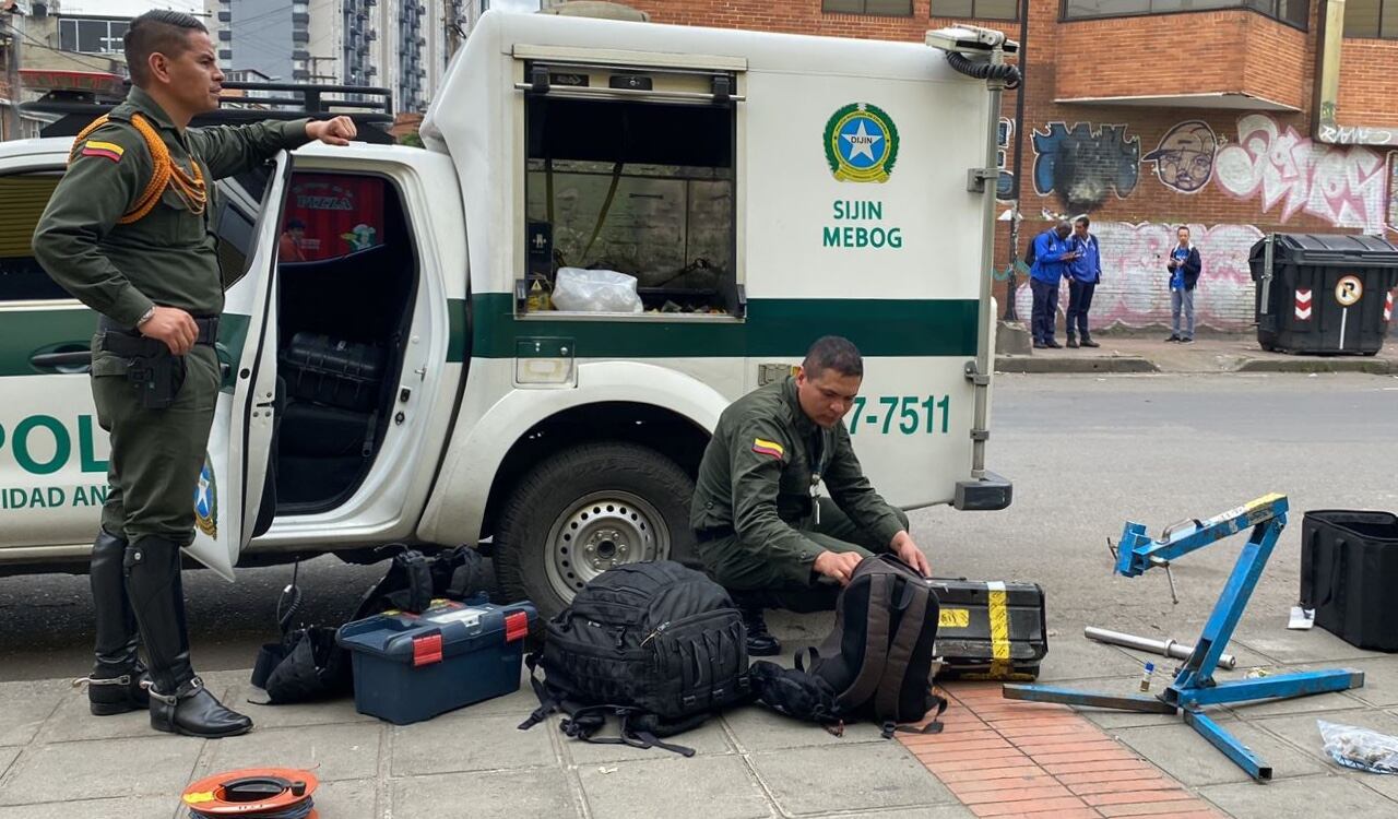 La policía antiexplosivos hizo presencia en la calle 176 con autopista norte donde se descartó que un paquete tenía en su interior material explosivo