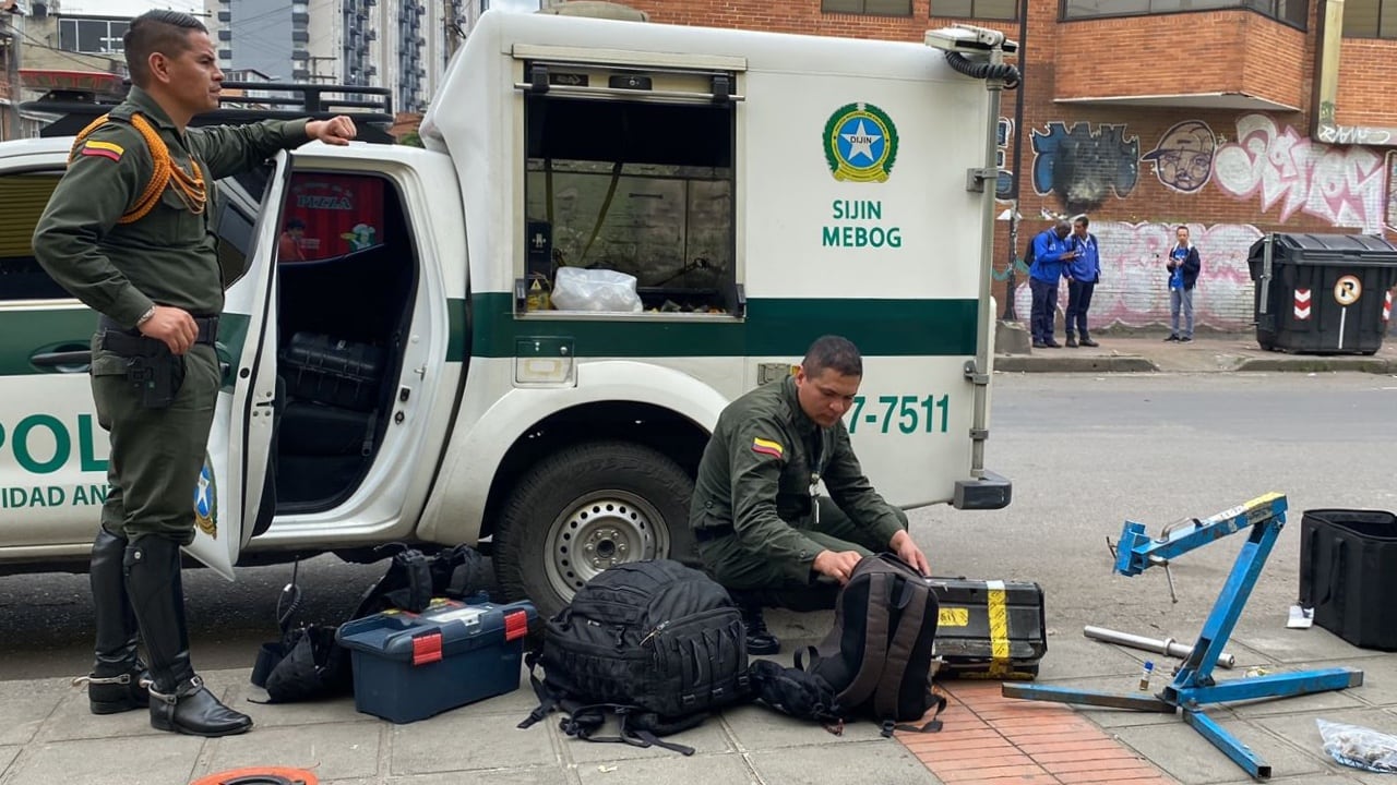 La policía antiexplosivos hizo presencia en Usme y encontró que al interior del bolso abandonado por el hombre había materiales como cordón detonante, pentonita, c4, 5 detonadores no eléctricos, mecha de seguridad y 7 cartuchos de fusil. Imagen de referencia.