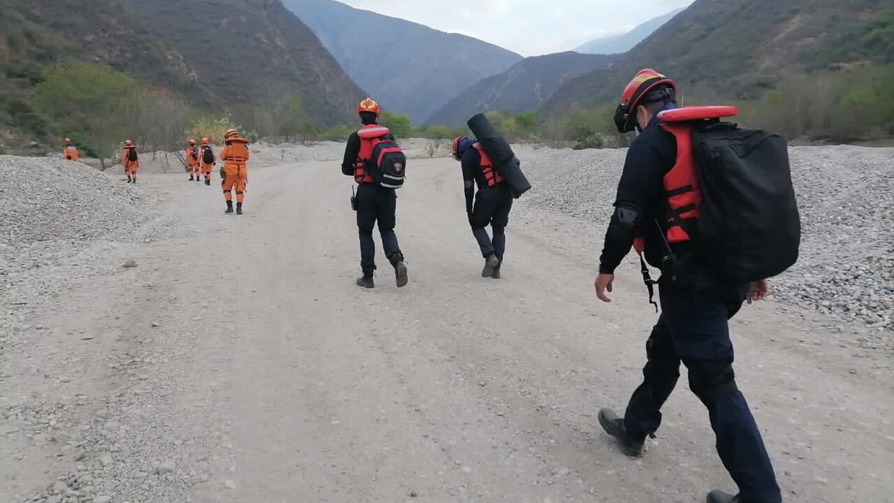 “Nos encontramos activando el servicio de búsqueda y rescate de la Policía nacional con el cuadrante aéreo", informó la Policía.