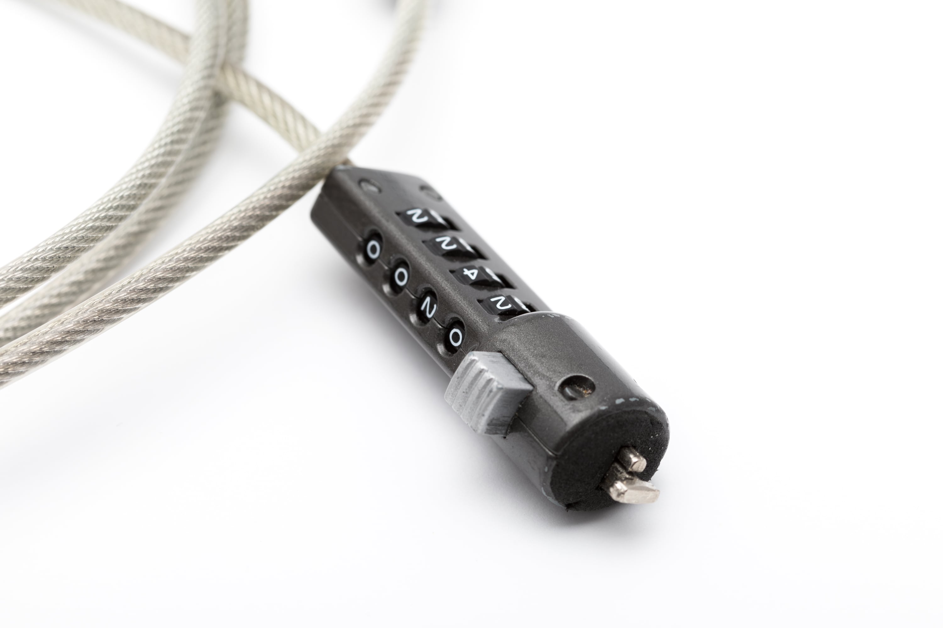 El mecanismo de seguridad que utiliza un cable resistente para fijar el equipo