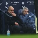 El entrenador español del Manchester City, Pep Guardiola (izq.), y el entrenador asistente español del Manchester City, Juan Manuel Lillo (der.), observan durante el partido de fútbol de la Premier League inglesa entre el Manchester City y el Everton en el Etihad Stadium en Manchester, noroeste de Inglaterra, el 26 de diciembre de 2024. (Foto de Darren Staples / AFP).
