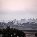 Se eleva humo en Gaza, que se ve desde la ciudad de Sderot mientras continúan los ataques aéreos israelíes en Sderot, Israel, el 29 de octubre de 2023. (Foto de Mostafa Alkharouf/Anadolu vía Getty Images)